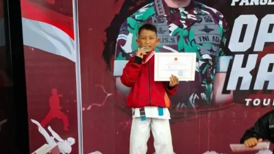 Achmad Altasim Pratama siswa SD 3 Kasimpureng Bulukumba menerima medali juara 2 karate Piala Panglima TNI