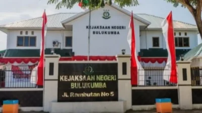 Petugas Kejaksaan Negeri Bulukumba menyita berkas di Dinas Pendidikan