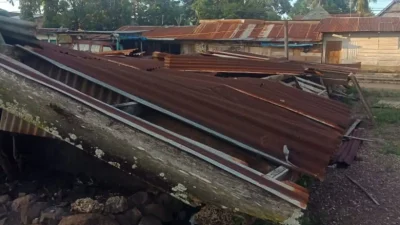 Kondisi los Pasar Bacari yang roboh di Desa Palambarae Bulukumba