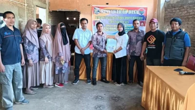 Kepala Desa Somba Palioi Andi Sukayati memimpin Musdes pembahasan APBDesa 2025