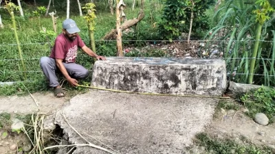 Proses pengukuran jembatan rusak di Jalan Raside Desa Bontonyeleng