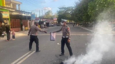 Polisi Lalulintas Polres Bulukumba Bersihkan Sampah Usai Demo