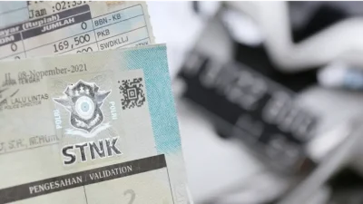 Petugas Samsat Bulukumba melayani warga yang membayar pajak kendaraan bermotor.