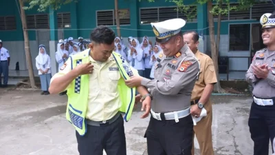 Polisi memberikan sosialisasi tertib lalu lintas di sekolah Bulukumba