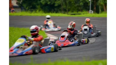 Pembalap mengikuti eksibisi Gokart di Sirkuit Titik Nol Bira Bulukumba