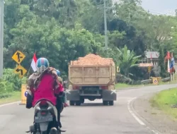 Truk Pengangkut Material Tanpa Penutup Terpal Bahayakan Pengendara Lain