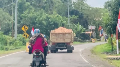 Truk pengangkut tanah tanpa penutup terpal melintas di jalan raya Bulukumba