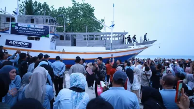 Ritual Annyorong Lopi Tandai Pembukaan Festival Pinisi