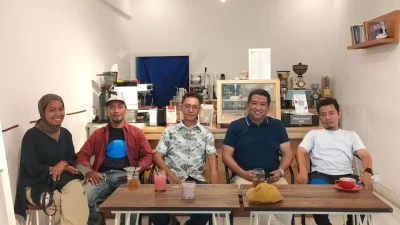 Panitia dan Disparpora Bulukumba menggelar konferensi pers menjelang kegiatan minum kopi gula aren terbanyak