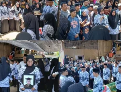 Tangis Haru Iringi Upacara Pelepasan Guru Berdedikasi Bulukumba
