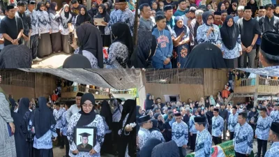 Tangis Haru Iringi Upacara Pelepasan Guru Berdedikasi Bulukumba