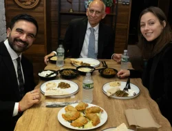 Viral! Wali Kota New York Zohran Mamdani Makan Jalangkote