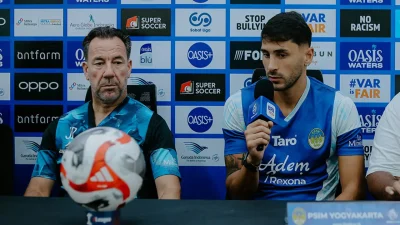 Bek andalan PSIM Yogyakarta, Franco Ramos (Kanan).