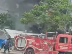 Kebakaran Hanguskan Kios Kontainer UMKM di Pantai Merpati Bulukumba