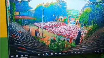 Rekaman CCTV saat kendaraan Satuan Pelayanan Pemenuhan Gizi menerobos masuk dengan menabrak pagar SDN 01 Kalibaru, Cilincing, Jakarta Utara, Kamis (11/12/2025).