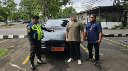 Fakta Baru Porsche Berpelat Dinas di Halim, Polisi Lakukan Penelusuran Porsche Cayenne viral Bandara Halim Perdanakusuma