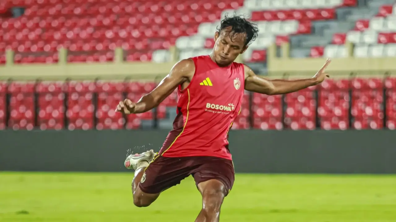 Pemain PSM latihan jelang laga BRI Super League