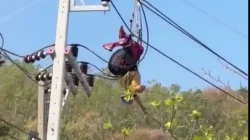 Viral Penerbang Paralayang Asal AS Tersangkut di Tiang Listrik Koh Larn Thailand Seorang penerbang paralayang asal Amerika Serikat tersangkut di tiang listrik