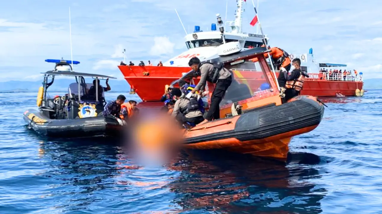 Proses evakuasi korban kapal pinisi tenggelam di Pulau Komodo