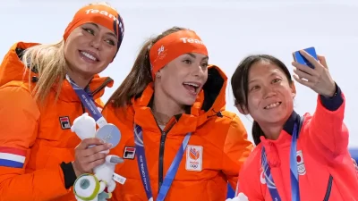 Femke Kok melaju kencang di lintasan es saat mencetak rekor Olimpiade pada nomor 500 meter putri. Foto @ADSportwereld