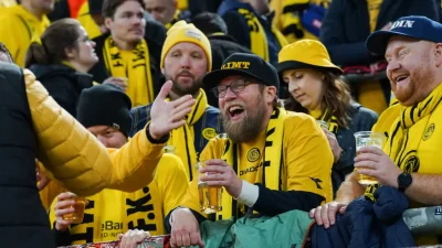 Supporter Bodo/Glimt merayakan gol ke gawang Inter Milan pada laga leg kedua playoff Liga Champions di Giuseppe Meazza.