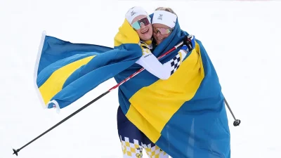 Ebba Andersson merayakan kemenangan emas nomor 50 km mass start klasik putri di Olimpiade Musim Dingin Milan-Cortina 2026.