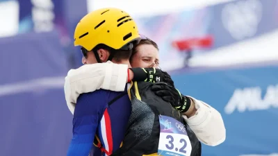 Emily Harrop dan Thibault Anselmet merayakan emas estafet campuran ski mountaineering Olimpiade Musim Dingin.