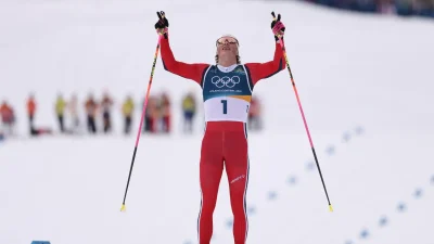 Johannes Hoesflot Klaebo merayakan kemenangan emas keenamnya pada lomba 50 km ski lintas alam Olimpiade Milan-Cortina.