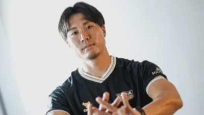 Kodai Tanaka berpose mengenakan jersey Dewa United Banten FC setelah diumumkan sebagai rekrutan anyar putaran kedua.