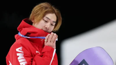 Su Yiming Bawa Bendera China di Penutupan Olimpiade Musim Dingin 2026