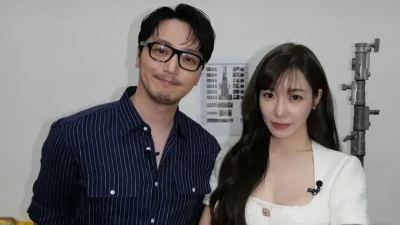 Byun Yo-han dan Tiffany Young tersenyum usai mengumumkan pendaftaran pernikahan kepada publik dan penggemar.
