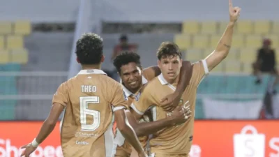 Vico Duarte merayakan gol tendangan bebas bersama rekan setimnya saat membela Dewa United Banten FC. Foto LIB