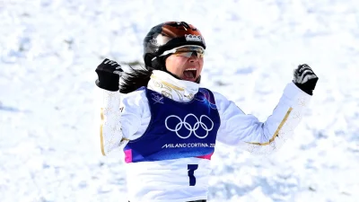 Xu Mengtao menitikkan air mata saat berdiri di podium tertinggi nomor aerial putri Olimpiade Milan-Cortina.Foto CGTN Official