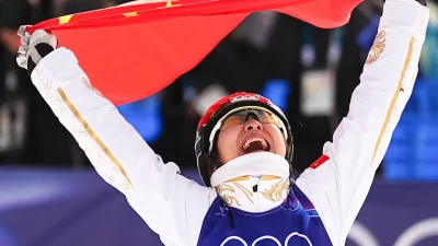 Xu Mengtao melakukan lompatan aerial dalam sesi kualifikasi Olimpiade Musim Dingin Milan-Cortina di Livigno.