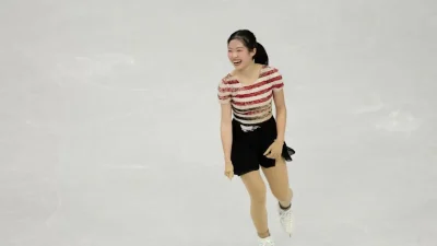 Ami Nakai merayakan penampilan program pendek setelah mendaratkan triple axel di Olimpiade Milan-Cortina 2026.. Foto by Matthew Stockman/Getty Images