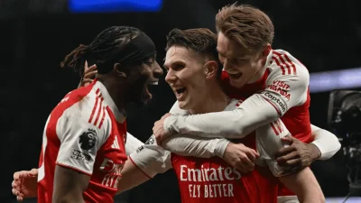 Pemain Arsenal merayakan gol ke gawang Tottenham dalam kemenangan telak 4-1 pada laga derby London Utara.