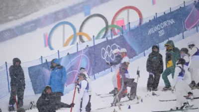 Lintasan snowboard slopestyle di Livigno tertutup salju tebal jelang penundaan final Olimpiade Musim Dingin 2026.