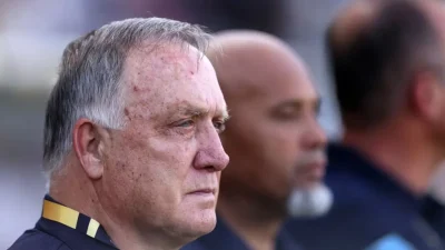 Dick Advocaat memberi arahan kepada pemain Curaçao saat laga kualifikasi Piala Dunia 2026. Foto FIFA