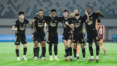 Alex Martins merayakan gol bersama pemain Dewa United saat laga BRI Super League 2025/26. Foto LIB