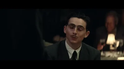 Timothée Chalamet sebagai Marty Mauser tampil serius di arena tenis meja dengan latar New York klasik era 1950-an.