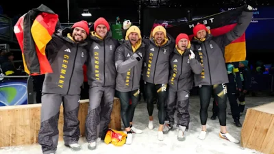 Atlet Jerman Johannes Lochner merayakan emas bobsleigh dua orang setelah finis dengan selisih waktu terbesar di Olimpiade.