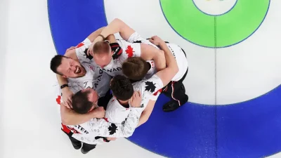 Tim curling putra Kanada merayakan kemenangan emas usai menundukkan Britania Raya pada final Olimpiade Musim Dingin.