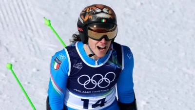 Federica Brignone berhelm harimau merayakan kemenangan emas giant slalom di lintasan Olimpia delle Tofane. Foto official