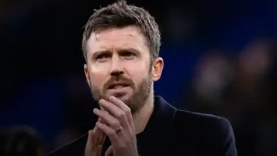 Michael Carrick memberikan instruksi dari sisi lapangan saat timnya menghadapi tekanan Everton dalam laga tandang. Foto by MU