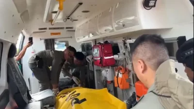 Evakuasi korban penembakan pesawat di Papua Selatan