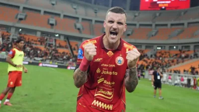 Fabio Calonego mengontrol bola di lini tengah saat Persija Jakarta menghadapi PSM Makassar pada pekan ke-22 liga. Foto LIB