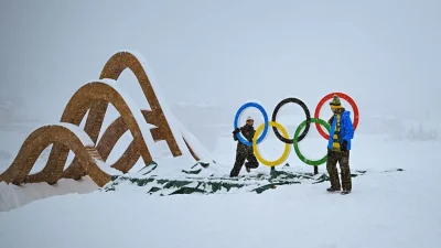 Salju tebal menyelimuti Livigno Snow Park hingga memaksa panitia menunda sejumlah nomor freestyle ski Olimpiade.. Foto by @WLWT