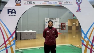 Tita Rosita memimpin pertandingan futsal dengan perangkat wasit lengkap dalam laga internasional level Asia Tenggara.