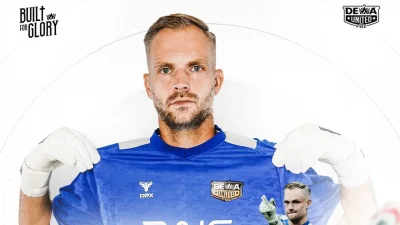 Sonny Stevens tampil gemilang dengan penyelamatan penalti dan masuk Best XI Pekan 25 Liga 1 bersama Dewa United. Foto Dewa Utd/X