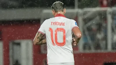 Tyronne del Pino mengatur serangan Malut United dalam laga Super League musim ini. Foto Malut United
